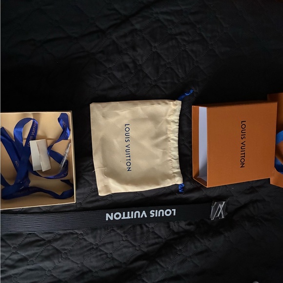 Louis Vuitton belt size 40 with recites